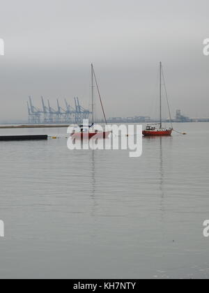 Queenborough, Kent, UK. 15 Nov, 2017. UK Wetter: Eine ruhige und relativ milden November Tag in der historischen Stadt Queenborough auf der Insel Sheppey. Boote in Queenborough Hafen. Credit: James Bell/Alamy leben Nachrichten Stockfoto