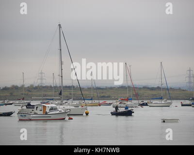 Queenborough, Kent, UK. 15 Nov, 2017. UK Wetter: Eine ruhige und relativ milden November Tag in der historischen Stadt Queenborough auf der Insel Sheppey. Yachten in Queenborough Hafen. Credit: James Bell/Alamy leben Nachrichten Stockfoto