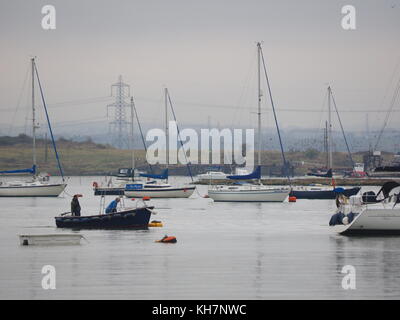 Queenborough, Kent, UK. 15 Nov, 2017. UK Wetter: Eine ruhige und relativ milden November Tag in der historischen Stadt Queenborough auf der Insel Sheppey. Yachten in Queenborough Hafen. Credit: James Bell/Alamy leben Nachrichten Stockfoto