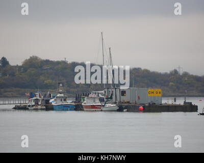 Queenborough, Kent, UK. 15 Nov, 2017. UK Wetter: Eine ruhige und relativ milden November Tag in der historischen Stadt Queenborough auf der Insel Sheppey. Die queenborough Hafen Vertrauen Ponton. Credit: James Bell/Alamy leben Nachrichten Stockfoto