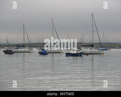 Queenborough, Kent, UK. 15 Nov, 2017. UK Wetter: Eine ruhige und relativ milden November Tag in der historischen Stadt Queenborough auf der Insel Sheppey. Yachten in Queenborough Hafen. Credit: James Bell/Alamy leben Nachrichten Stockfoto