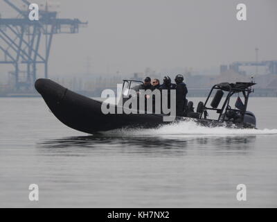 Queenborough, Kent, UK. 15 Nov, 2017. UK Wetter: Eine ruhige und relativ milden November Tag in der historischen Stadt Queenborough auf der Insel Sheppey. Polizei auf Übung. Credit: James Bell/Alamy leben Nachrichten Stockfoto