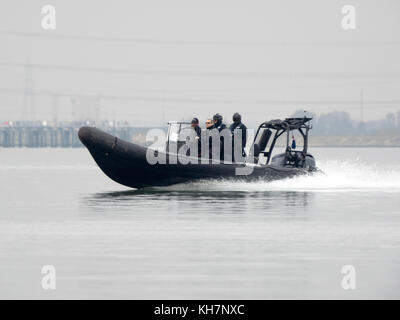 Queenborough, Kent, UK. 15 Nov, 2017. UK Wetter: Eine ruhige und relativ milden November Tag in der historischen Stadt Queenborough auf der Insel Sheppey. Polizei auf Übung. Credit: James Bell/Alamy leben Nachrichten Stockfoto