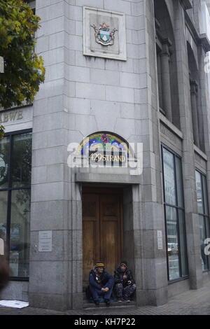 Zwei obdachlose Männer sitzen auf den Stufen von Simbabwe Haus in London am Morgen nach einem Militärputsch in Simbabwe. Credit: rosenthal Jon/StockimoNews/Alamy leben Nachrichten Stockfoto