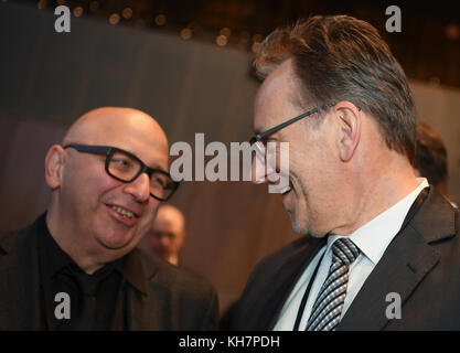 Ingelheim, Deutschland. November 2017. Holger Munch (R), Präsident des Bundeskriminalamtes (BKA), und Armin Nassehi, Proffesor für Soziologie an der Ludwig-Maximilians-Universität München, sprechen vor dem Herbsttreffen des BKA am 15. November 2017 in Ingelheim. 500 vom BKA eingeladene Experten diskutierten über die Sicherheit in Deutschland und Europa. Vermerk: Arne Dedert/dpa/Alamy Live News Stockfoto