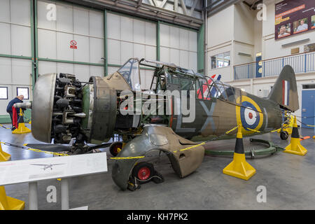 RAF Cosford, UK. 15 Nov, 2017. RAF Museum, Cosford, GB. 15. November 2017. Für drei Stunden am Tag und nur für eine Woche jeden November, Conservation Center der RAF Museum öffnet seine Türen für Besucher für Der Zugang zu Luftfahrzeugen, die in der Erhaltung Hangar. Besucher sind in der Lage, hinter den Kulissen die Fortschritte bei einer Reihe von Luftfahrzeugen, die in diesem Jahr mit einem Ex-rote Pfeile Mücke, Lysander, LVG, Wellington Bomber und Hampden Bomber zusammen mit anderen Objekten und Artefakten einschließlich einer Reihe Sicherheit starten zu sehen. Credit: Paul Bündel/Alamy leben Nachrichten Stockfoto