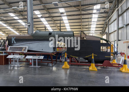 RAF Cosford, Großbritannien. November 2017. Im November öffnet das Schutzzentrum des RAF Museums seine Türen für Besucher, die im Schutzhangar Zugang zu Flugzeugen haben. Die Besucher können den Fortschritt hinter den Kulissen einer Reihe von Flugzeugen sehen, zu denen in diesem Jahr ein ehemaliger Red Arrows Gnat, Lysander, LVG, Wellington Bomber und Hampden Bomber sowie andere Objekte und Artefakte gehören, darunter ein Range Safety Launch. Kredit: Paul Bunch/Alamy Live Nachrichten Stockfoto