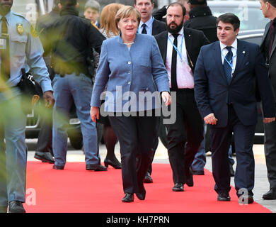 Bonn, Deutschland. November 2017. Bundeskanzlerin Angela Merkel trifft am 15. November 2017 auf die Weltklimakonferenz in Bonn ein. Quelle: Henning Kaiser/dpa/Alamy Live News Stockfoto