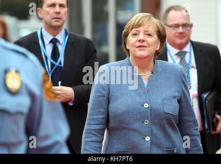 Bonn, Deutschland. November 2017. Bundeskanzlerin Angela Merkel trifft am 15. November 2017 auf die Weltklimakonferenz in Bonn ein. Quelle: Henning Kaiser/dpa/Alamy Live News Stockfoto