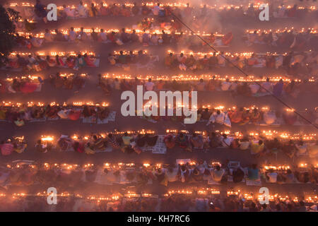 Dhaka, Bangladesch. 14. November 2017. Anhänger besuchen Gebet mit Räucherstäbchen und leichte Öl-Lampen vor dem Fasten während ein religiöses Fest am 14. November 2017 genannten Rakher Upabash in der Nähe von Dhaka. Bengalischen Volkes des hinduistischen Glaubens in Bangladesch sitzen im Gebet zur Feier des 18. Jahrhunderts hinduistischen heiligen Baba Lokenath mit einem 'Rakher Upobas "Gebet und Fasten Tag jedes Jahr Tausende von hinduistischen Gläubigen vor Shri Shri Lokenath Brahmachari Ashram Tempel für die Rakher Upobash religiöses Fest in Barodi sammeln, in der Nähe von Dhaka, Bangladesch. Credit: Azim Khan Ronnie/Alamy leben Nachrichten Stockfoto
