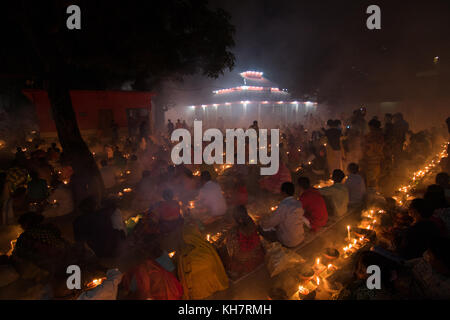 Dhaka, Bangladesch. 14. November 2017. Anhänger besuchen Gebet mit Räucherstäbchen und leichte Öl-Lampen vor dem Fasten während ein religiöses Fest am 14. November 2017 genannten Rakher Upabash in der Nähe von Dhaka. Bengalischen Volkes des hinduistischen Glaubens in Bangladesch sitzen im Gebet zur Feier des 18. Jahrhunderts hinduistischen heiligen Baba Lokenath mit einem 'Rakher Upobas "Gebet und Fasten Tag jedes Jahr Tausende von hinduistischen Gläubigen vor Shri Shri Lokenath Brahmachari Ashram Tempel für die Rakher Upobash religiöses Fest in Barodi sammeln, in der Nähe von Dhaka, Bangladesch. Credit: Azim Khan Ronnie/Alamy leben Nachrichten Stockfoto