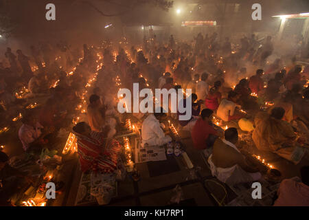 Dhaka, Bangladesch. 14. November 2017. Anhänger besuchen Gebet mit Räucherstäbchen und leichte Öl-Lampen vor dem Fasten während ein religiöses Fest am 14. November 2017 genannten Rakher Upabash in der Nähe von Dhaka. Bengalischen Volkes des hinduistischen Glaubens in Bangladesch sitzen im Gebet zur Feier des 18. Jahrhunderts hinduistischen heiligen Baba Lokenath mit einem 'Rakher Upobas "Gebet und Fasten Tag jedes Jahr Tausende von hinduistischen Gläubigen vor Shri Shri Lokenath Brahmachari Ashram Tempel für die Rakher Upobash religiöses Fest in Barodi sammeln, in der Nähe von Dhaka, Bangladesch. Credit: Azim Khan Ronnie/Alamy leben Nachrichten Stockfoto