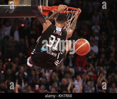 Bonn, Deutschland, 15. November 2017, Basketball Champions League, Gruppe D, Telekom Baskets Bonn vs. Besiktas Sompo Japan Istanbul: Augusto Lima (Besiktas) punktet am Koeb. Quelle: Jürgen Schwarz/Alamy Live News Stockfoto