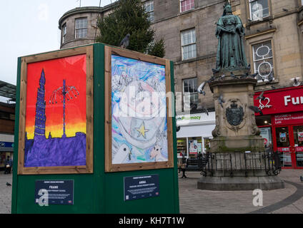 Kirkgate Plaza, Leith, Edinburgh, Schottland, Vereinigtes Königreich, 15. November 2017. Die Anzeige für eine Anzeigentafel neben einer Statue der Königin Victoria, der einige der prämierten Bilder der Grundschule, Kinder von Edinburgh Weihnachten Winter Windows Konkurrenz zu feiern. Jedes Fenster ist das Thema des 2050 Edinburgh City Vision. Im Winter wurden die Fenster an den Schauplätzen rund um die Stadt angezeigt, einschließlich der Unterseite von Leith Walk vor einer Statue von Queen Victoria, Edinburgh, Schottland, Großbritannien Stockfoto