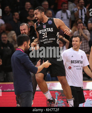 Bonn, Deutschland, 15. November 2017, Basketball Champions League, Gruppe D, Telekom Baskets Bonn vs. Besiktas Sompo Japan Istanbul: Ryan Boatright (Besiktas) feiert nach dem Spiel. Quelle: Jürgen Schwarz/Alamy Live News Stockfoto