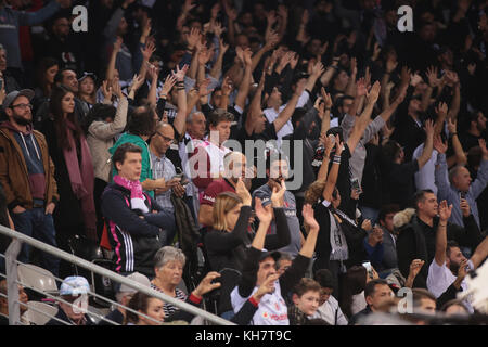 Bonn, Deutschland. November 2017. Bonn, Deutschland, 15. November 2017, Basketball Champions League, Gruppe D, Telekom Baskets Bonn vs. Besiktas Sompo Japan Istanbul: Fans von Besiktas. Quelle: Jürgen Schwarz/Alamy Live News Stockfoto