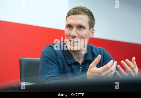 Stuttgart, Deutschland. 13.. November 2017. Trainer des Bundesliga-Fußballteams VfB Stuttgart Hannes Wolf im Interview mit der Deutschen Presseagentur in Stuttgart, 13. November 2017. Quelle: Marijan Murat/dpa/Alamy Live News Stockfoto