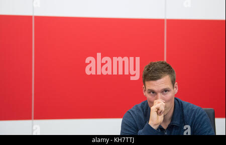 Stuttgart, Deutschland. 13.. November 2017. Trainer des Bundesliga-Fußballteams VfB Stuttgart Hannes Wolf im Interview mit der Deutschen Presseagentur in Stuttgart, 13. November 2017. Quelle: Marijan Murat/dpa/Alamy Live News Stockfoto