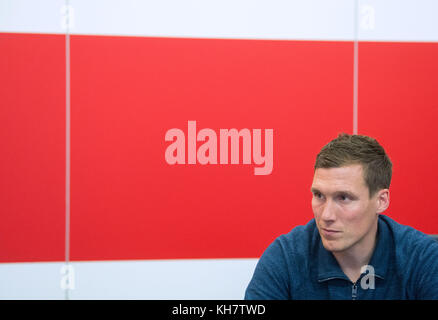 Stuttgart, Deutschland. 13.. November 2017. Trainer des Bundesliga-Fußballteams VfB Stuttgart Hannes Wolf im Interview mit der Deutschen Presseagentur in Stuttgart, 13. November 2017. Quelle: Marijan Murat/dpa/Alamy Live News Stockfoto