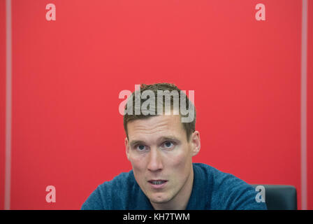 Stuttgart, Deutschland. 13.. November 2017. Trainer des Bundesliga-Fußballteams VfB Stuttgart Hannes Wolf im Interview mit der Deutschen Presseagentur in Stuttgart, 13. November 2017. Quelle: Marijan Murat/dpa/Alamy Live News Stockfoto