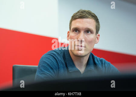 Stuttgart, Deutschland. 13.. November 2017. Trainer des Bundesliga-Fußballteams VfB Stuttgart Hannes Wolf im Interview mit der Deutschen Presseagentur in Stuttgart, 13. November 2017. Quelle: Marijan Murat/dpa/Alamy Live News Stockfoto