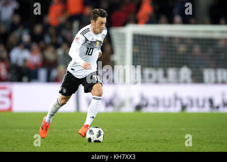 Köln, Deutschland. November 2017. Fußball: Internationales Spiel, Deutschland - Frankreich in Köln, Deutschland, 14. November 2017. Der deutsche Fußballnationalspieler Mesut Oezil spielt den Ball. Quelle: Marius Becker/dpa/Alamy Live News Stockfoto