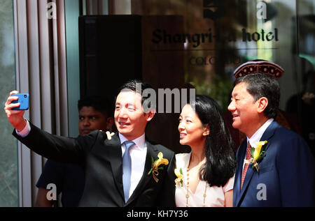 Colombo, Sri Lanka. 16 Nov, 2017. drei Personen eine selfie Foto während der Hongkong gelistet Shangri-la-Hotel eröffnungsfeier in Colombo, Sri Lanka am 16. November 2017. Credit: pradeep dambarage/alamy leben Nachrichten Stockfoto