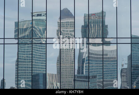 Docklands, London, Großbritannien. November 2017. Trübe Sonne über London. Die Wolkenkratzer der Canary Wharf spiegeln sich in der Glasverkleidung eines Hotels auf der gegenüberliegenden Seite der Themse wider. Quelle: Malcolm Park/Alamy Live News. Stockfoto