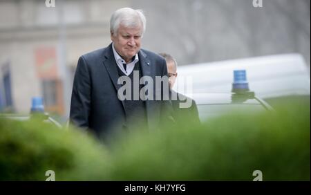 Berlin, Deutschland. November 2017. Bayerns Premierminister Horst Seehofer trifft zu den Sondierungsgesprächen für die so genannte Jamaika-Koalition zwischen CDU/CSU, FDP und Grünen in der Deutschen Parlamentarischen Gesellschaft am 16. November 2017 in Berlin ein. Quelle: dpa Picture Alliance/Alamy Live News Stockfoto