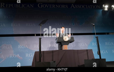 Austin, Texas USA 15. Nov. 2017: Gov. Scott Walker aus Wisconsin spricht als Vizepräsident Mike Pence auf der Jahrestagung der Republikanischen Gouverneure (RGA) und fordert die US-Gouverneure auf, Präsident Donald Trumps Steuerreformprogramm zu unterstützen. Pence erhielt auch ein Update über Hurrikan Erholung Bemühungen. Kredit: Bob Daemmrich/Alamy Live Nachrichten Stockfoto