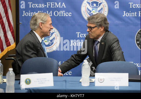 Austin, USA. November 2017. Texas Gov. Greg Abbott (links) und der ehemalige Gouverneur von Texas. Rick Perry, jetzt Energieminister im Kabinett von Präs. Trump, begrüßt, während US-Vizepräsident Mike Pence das regionale Büro der Federal Emergency Management Agency (FEMA) in Texas besucht, um ein Update von Abbott zur Wiederherstellung des Hurrikans Harvey zu erhalten. Kredit: Bob Daemmrich/Alamy Live Nachrichten Stockfoto