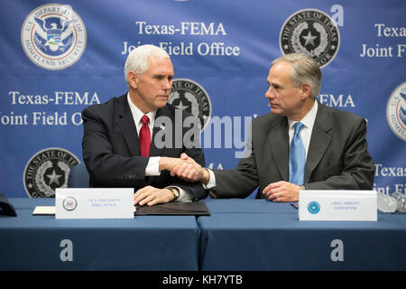 Austin, USA. November 2017. US-Vizepräsident Mike Pence (links) begrüßt Gouverneur. Greg Abbott besucht die regionale Niederlassung der Federal Emergency Management Agency (FEMA) in Texas bei Energy Secy. Rick Perry für ein Hurrikan Harvey Recovery Update von Texas Gov. Greg Abbott. Kredit: Bob Daemmrich/Alamy Live News Stockfoto