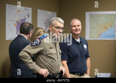 Austin, USA. November 2017. Steve McCraw, Direktor des US-Ministeriums für öffentliche Sicherheit, wartet, während US-Vizepräsident Mike Pence das texanische Regionalbüro der Federal Emergency Management Agency (FEMA) bei Energy Secy besucht. Rick Perry für ein Hurricane Harvey Recovery Update von Texas Gov. Greg Abbott. Kredit: Bob Daemmrich/Alamy Live Nachrichten Stockfoto