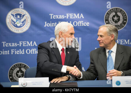 Austin, USA. November 2017. US-Vizepräsident Mike Pence (links) begrüßt Gouverneur. Greg Abbott besucht die regionale Niederlassung der Federal Emergency Management Agency (FEMA) in Texas bei Energy Secy. Rick Perry für ein Hurrikan Harvey Recovery Update von Texas Gov. Greg Abbott. Kredit: Bob Daemmrich/Alamy Live News Stockfoto