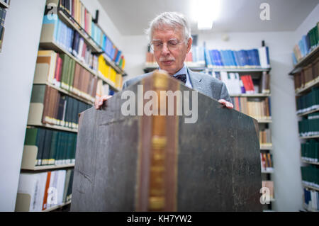 Münster, Deutschland. November 2017. Der ehemalige Professor für Ägyptologie Erhart Graefe präsentiert am 16. November 2017 in Münster das große Buch Description de l’Egypte. Weltweit gibt es nur wenige Versionen dieses Buches, das sich durch seine Größe von 1,65 Metern Höhe und 1,30 Metern Breite auszeichnet. Der französische Kaiser Napoléon Bonaparte ordnete die Produktion an, was bedeutet, sie an Königshäuser und Staatsoberhäupter zu verschenken. Quelle: Guido Kirchner/dpa/Alamy Live News Stockfoto