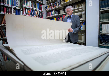 Münster, Deutschland. November 2017. Der ehemalige Professor für Ägyptologie Erhart Graefe präsentiert am 16. November 2017 in Münster das große Buch Description de l’Egypte. Weltweit gibt es nur wenige Versionen dieses Buches, das sich durch seine Größe von 1,65 Metern Höhe und 1,30 Metern Breite auszeichnet. Der französische Kaiser Napoléon Bonaparte ordnete die Produktion an, was bedeutet, sie an Königshäuser und Staatsoberhäupter zu verschenken. Quelle: Guido Kirchner/dpa/Alamy Live News Stockfoto