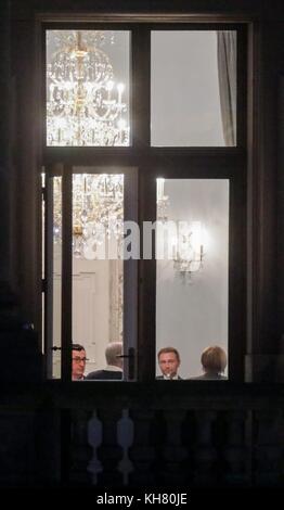 Der Vorsitzende von Bündnis 90/die Grünen, Cem Özdemir, (l-r), Bayerns Ministerpräsident Horst Seehofer (CSU), der FDP-Parteivorsitzende Christian Lindner und Bundeskanzlerin Angela Merkel (CDU) sitzen am 16.11.2017 bei den Sondierungsgesprächen der sogenannten «Jamaika-Koalition» zwischen CDU, CSU, FDP und Bündnis 90/die Grünen in der Parlamentarischen Gesellschaft in Berlin zusammen. Foto: Kay Nietfeld/dpa Stockfoto