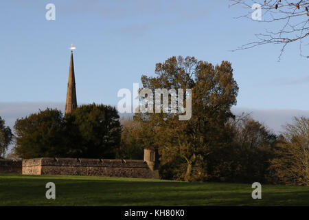 Hillsborough Forest Park, County Down, Nordirland. 16. November 2017. UK Wetter. Kühler klarer aber hell in Hillsborough, wie Sonnenschein ein Ende der Tag gebracht. Obwohl die Temperaturen fallen mit den klaren Himmel über Nacht und Frost ist wahrscheinlich über Nacht. Die vergoldeten Kreuz und Wetter - Flügel auf St. Malachy's Parish Kirche spiegeln die späten Sonnenlicht. Quelle: David Hunter/Alamy Leben Nachrichten. Stockfoto