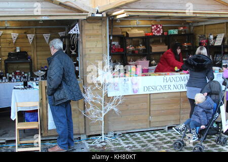 LLandudno, Wales, UK. 16 Nov, 2017. Llandudno Christmas Fayre heute geöffnet, keine madoc-Straße, das Wetter war kalt, aber die Sonne Quelle: Mike Clarke/Alamy leben Nachrichten Stockfoto