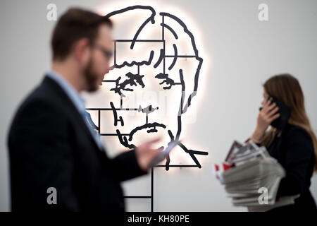 Besucher spazieren durch die Lichtinstallation „IT·s Not Che, IT·s Angela Merkel·“ des Künstlerduos· Los Carpinteros ·auf der Kunstmesse „Art Düsseldorf“ in Düsseldorf, Deutschland, 16. November 2017. Die neue Kunstmesse wurde mit 80 Galerien aus 21 Ländern eröffnet. Foto: Marius Becker/dpa Stockfoto