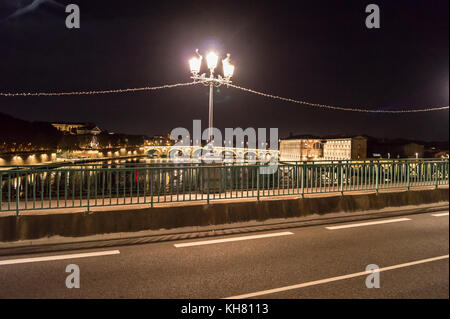 Pont Neuf und Quai de la Daurade Flutlicht in der Nacht, von Pont St. Pierre, Fluss Garonne, Toulouse, Haute-Garonne, Royal, Frankreich Stockfoto