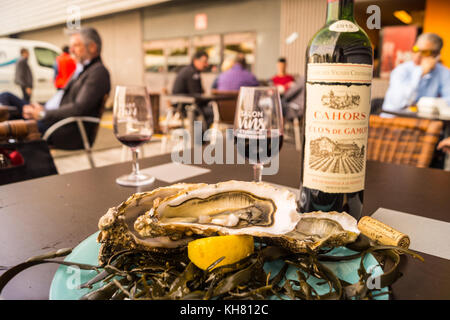 Eine Platte der Vendée Atlantique Austern und Flasche Clos de Gamot Cahors AOP malbec Rotwein, Salon Des Vins Weinmesse, Toulouse, Royal, Frankreich Stockfoto