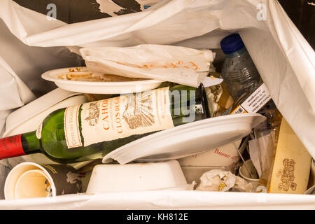Weggeworfenen Flasche Clos de Gamot Cahors AOP malbec Rotwein in einem rubish bin, Salon Des Vins Weinmesse, Toulouse, Royal, Frankreich Stockfoto