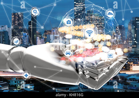 Digitale transformation Technology Trends der künstlichen Intelligenz in jeder Branche. 3D-Rendering von Robot Hand und Sonnenuntergang Gebäude in der Stadt. In Stockfoto