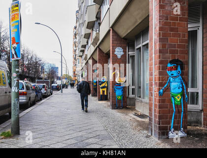 Berlin-Schöneberg - Bezirk Tempelhof. Bunte cartoon Figuren von Street Artists watch Mann zu Fuß entlang der Straße. Stadt Land Kunst Projekt fördert St Stockfoto