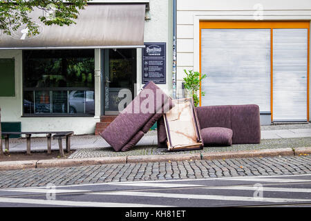 Bronchial-, Berlin, verlassenen Möbel auf Stadt Pflaster außen Pub, gedumpten Sofas, trashed Couch Stockfoto