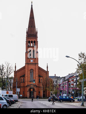Berlin, Gethinerstrasse. Zwölf Apostel Kirche, rotes Backsteingebäude Exterieur & Fassade, Kirchturm, Glockenturm Stockfoto