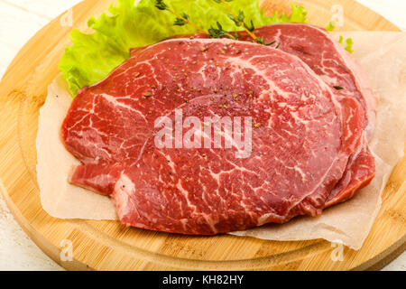 Rohes Rindfleisch Schnitzel mit Gewürzen bereit für griil Stockfoto