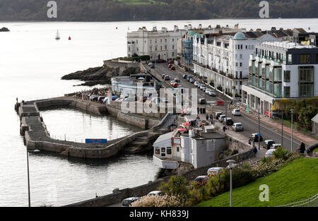 West Hoe, Plymouth, Devon, England, Großbritannien. November 2017. Ein Überblick über den West Hoe Pier, Wohn- und Geschäftsräume am Wasser Stockfoto