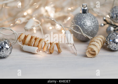White christmas lights auf Retro Vintage Holz- Hintergrund mit flachen Fokus Stockfoto